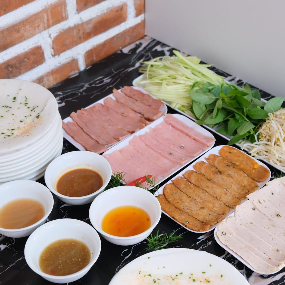 Bánh ướt chồng dĩa mang đến trải nghiệm ăn thú vị